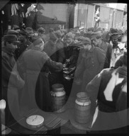 Durchreise österreichischer Kriegsgefangener; Ausgabe von Essen im Genfer Bahnhof;  1945