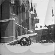 Schneebedeckte Kanone beim Landesmuseum, Zürich, 1941