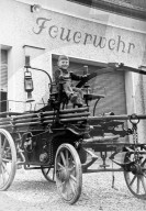 Feuerwehr Brüttisellen spendet alten Spritzwagen, 1942