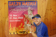 Rolf Knie signiert sein Plakat für den Zirkus Salto Natale 2005