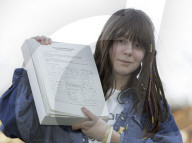 Gymnasiastin Sandra Ujpétery mit Petition für fairen Handel, 2006