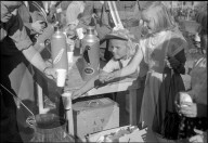 OS Helsinki 1952: Kinder bekommen Ovomaltine