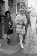 Farah Diba in den Strassen von St. Moritz, 1968