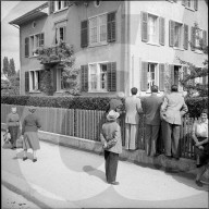 Haus nach Gasexplosion, neugierige Nachbarn, Küsnacht 1952