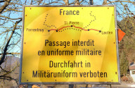Hinweisschild: Durchfahrt zwischen Laufen und Porrentruy in Militäruniform verboten, 2005