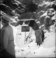 Bundesrat Kobelt besucht zerstörtes Munitionslager, Mitholz 1948