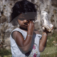 Ceylonesisches Mädchen mit skeptischem Blick, ca. 1960