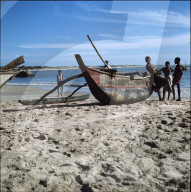 Boot eines Fischers in Sri Lanka, ca. 1960