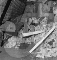 Dampfschiff,  Motor wird mit Holz betrieben; 1943