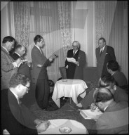 Professor Pirenne (l) verliest Erklärung von Leopold von Belgien, Genf 1950