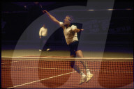 Schweizer Promis beim Fitness Training: Achille Casanova beim Tennis Spielen 1986
