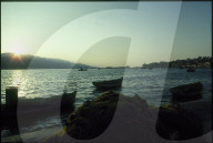 Fischer-Boote und -Netze am Ufer der Insel Samos