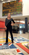 Künstlerin Marie-Claire Baldenweg mit Werk "Global Market", 2003