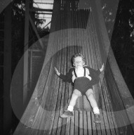 Junge auf Rutschbahn, um 1960