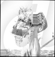 Dachdecker trinkt Coca Cola; 1950