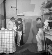 Knaben beim Geschirr spülen am Muttertag, 1941