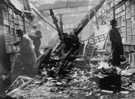 Bibliothek in den Ruinen Londons, ca. 1941