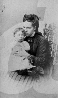 Henri Guisan als Kind mit seiner Mutter