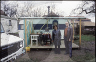 Jenische in der Schweiz, Mutter und Sohn vor Wohnwagen 1982