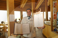 Urs Muri, Wirt auf dem Rothorn, mit Speisekarten, 2005