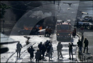 Feuerwehr beim Löschen eines brennenden Autos, 1995