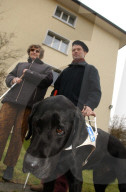 Hans-Peter Schmid mit seinem Blindenhund Demios, Kollegin Elisabeth Oesch
