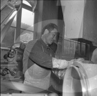Tibeter arbeitet in Pfannenfabrik, Rikon 1967