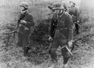 Deutsche Soldaten durchkämmen Gebiet in der Sowjetunion, ca. 1942