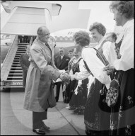 König Olav von Norwegen bei Zwischenlandung in Zürich-Kloten, 1962