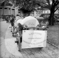 Umzug der Bauern mit Käselaiben auf Pferdewagen