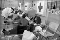 Menschen beim Blutspenden an der Uni Zürich, 1972