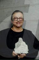 Christa de Carouge mit lächelndem Buddha