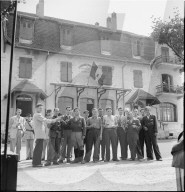 WK 2: Schweizer und Franzosen beim Anstossen, Grenze St. Julien 1944