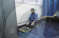 Ali Bezirgan, Muslim, beim Beten am Arbeitsplatz 1982