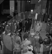 Das Rote Kreuz organisiert Warentransport für Kriegsgefangene, 1945