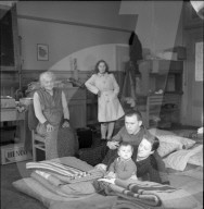 WK 2: Bombenabwürfe; Obdachlose Familie in Notunterkunft, Schaffhausen 1944