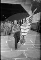 Italieniescher Internierter mit USA-Fahne ; 1945