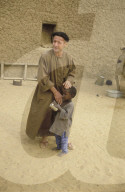 Pater Lebroux, Missionar, mit kleinem Jungen, Mali 1984