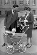 Frau mit Familie, Kinderwagen und Stimmrechtsausweis 1963