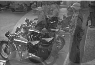 Einberufung; Motorradfahrer versammeln sich; 1940