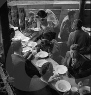 WK 2: Landhilfe; Lehrlinge räumen eine Alp, Mittagspause, 1942