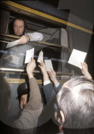 Alexander Solschenizyn bei seiner Ankunft im Zürcher Hauptbahnhof 1974