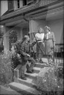Mobilmachungs-Reportage 1947: Der Einberufene verabschiedet sich von Frau/Mutter