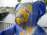 Farbverschmierter Teddybär-Statue in Zürich, 2005