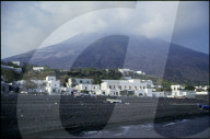 Boote am Ufer der Vulkaninsel Stromboli, 1985