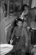 Ankunft der ersten tibetischen Flüchtlinge in der Schweiz, Kloten 1961