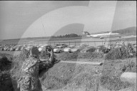 Soldat in Beobachtungsgraben, Flughafen Zürich 1970