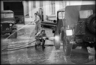 Soldatinnen waschen Militärjeeps, St. Gallen 1967
