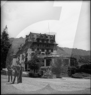 Flüchtlinge vor dem Hotel Châtelard; 1945