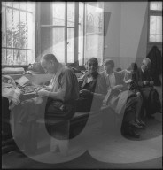 Flüchtlinge arbeiten in Schneiderei; schneidern; 1945
